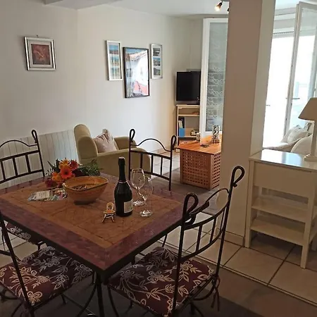 Well Equipped Apartment, Large Terrace, Bbq & Wifi *