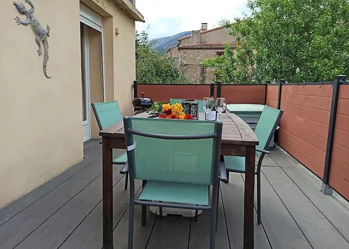 Well Equipped Apartment, Large Terrace, Bbq & Wifi Διαμέρισμα *