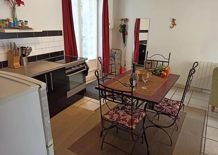 Well Equipped Apartment, Large Terrace, Bbq & Wifi Διαμέρισμα *